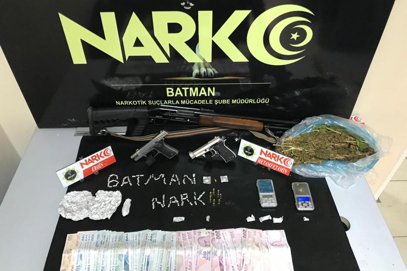 Batman'da 15 adrese uyuşturucu operasyonu: 12 gözaltı Batman'da 15 adrese uyuşturucu operasyonu: 12 gözaltı